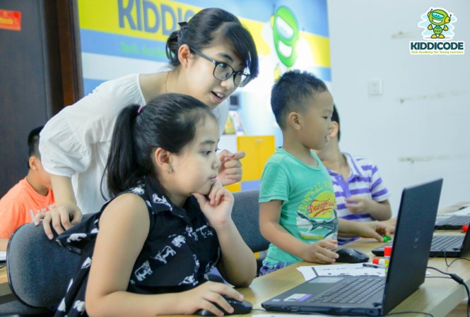 Ngay khi còn là sinh viên, Phương Nga đã thường xuyên tham gia các hoạt động liên quan đến dạy và học IT cho trẻ em như là một trong các thành viên BGK cuộc thi lập trình Toàn quốc dành cho trẻ em. Sau khi hoàn thành chương trình học, Phương Nga cùng nhóm